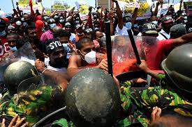 Sri Lanka: un homme tué par la police lors d'une manifestation pour protester contre les pénuries de pétrole et les prix élevés