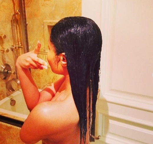 Photos - Topless Nicki Minaj: la star nue dans sa salle de bain 