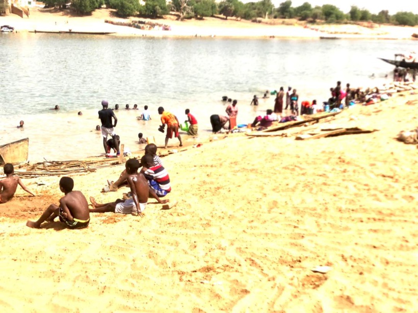 Fleuve de Bakel : des jeûneurs en quête de fraîcheur. 23 avril 2022 Fleuve de Bakel : des jeûneurs en quête de fraîcheur. 23 avril 2022