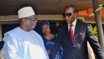 Le président malien, Ibrahim Boubacar Keïta accueilli à son arrivée à Conakry par son homologue guinéen Alpha Condé, le 10 mars 2015.