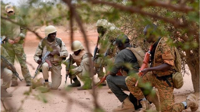 Burkina/Niger: «Une centaine de terroristes neutralisés» dans une opération militaire conjointe