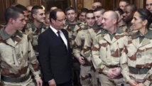C'est au nom des interventions françaises en Afrique qu'ont été adressées des menaces de mort à François Hollande, ici en compagnie des soldats en partance pour le Mali, le 19 janvier 2013. REUTERS/Philippe Wojazer