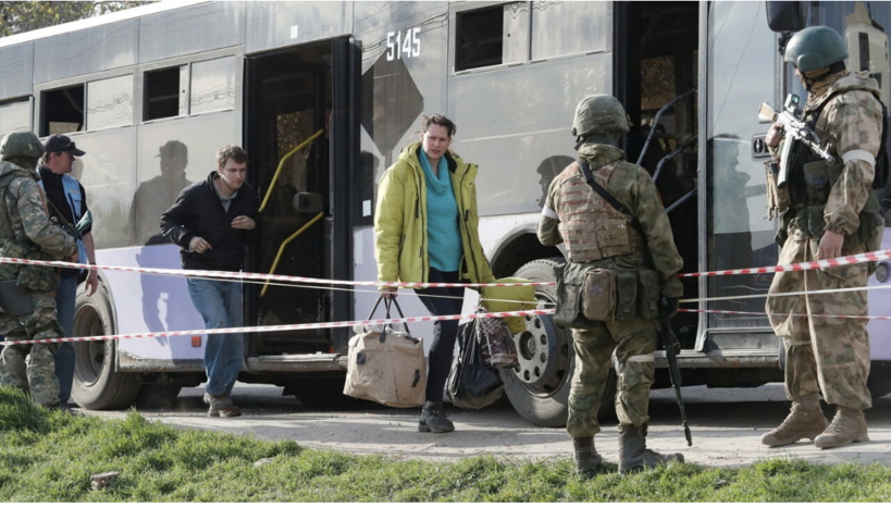 Guerre en Ukraine: Zelensky annonce l'évacuation d'une centaine de civils de l'usine Azovstal
