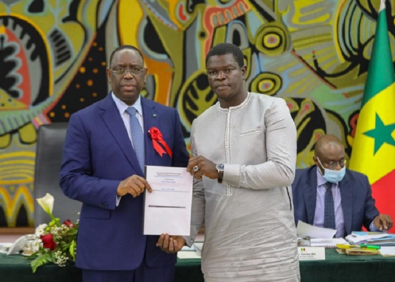 Remise des cahiers de doléances au Palais: Bamba Kassé charge les patrons de presse, Macky continue ses menaces contre les Réseaux sociaux