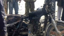 La moto sur laquelle se trouvaient les terroristes, après l'explosion.