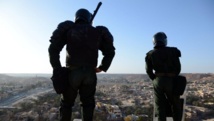 Des forces de sécurités algériennes montent la guarde près de la ville de Ghardaïa, le 18 mars 2014.