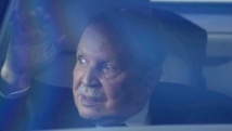 Le président algérien Abdelaziz Bouteflika, dans une voiture, lorsqu'il s'est rendu au Conseil constitutionnel pour déposer officiellement sa candidature à la présidentielle, le 3 mars 2014 à Alger.