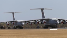 Deux appareils Il-76 de l'armée de l'air chinoise sur une base australienne de la RAAF non loin de Perth, le 23 mars 2014.