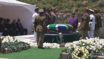 Le cercueil de Nelson Mandela dans le carré familial de Qunu avant sa mise en terre, le 15 décembre 2013.