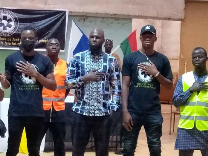 Burkina : Kemi Séba expulse la correspondante de TV5 d’une salle où il tenait une rencontre