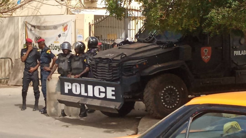 Dépôt du dossier de remplacement de YAW: la DGE quadrillée par les forces de l'ordre (IMAGES) Dépôt du dossier de remplacement de YAW: la DGE quadrillée par les forces de l'ordre (IMAGES)