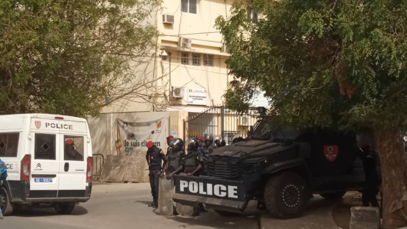 Dépôt du dossier de remplacement de YAW: la DGE quadrillée par les forces de l'ordre (IMAGES) Dépôt du dossier de remplacement de YAW: la DGE quadrillée par les forces de l'ordre (IMAGES)