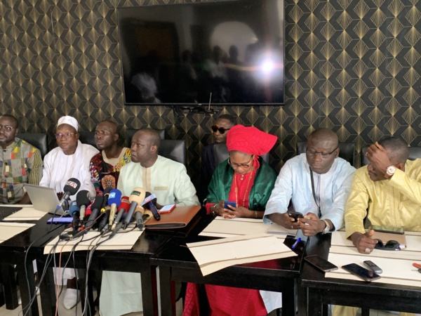 AIBD : L'intersyndicale des travailleurs dénonce une "mauvaise gestion" et appelle Macky à trouver une solution AIBD : L'intersyndicale des travailleurs dénonce une "mauvaise gestion" et appelle Macky à trouver une solution