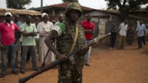 Un soldat de l'Union africaine lors des funérailles de deux hommes tués dans le quartier PK5 à Bangui, 23/03/14. REUTERS/Siegfried Modola