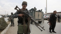 Des policiers afghans sur les lieux de l'attaque à Kaboul, le 29 mars 2014. Des policiers afghans sur les lieux de l'attaque à Kaboul, le 29 mars 2014.