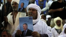 Des partisans de l'ancien Premier ministre algérien Ali Benflis, candidat à la présidentielle du 17 avril, lors d'un meeting à El Oued dans le sud-est du pays, le 25 mars 2014.