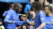Demba Ba et David Luiz poussés vers la sortie Demba Ba et David Luiz poussés vers la sortie