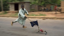 Un enfant dans une rue de Bangui, le 12 mars dernier. REUTERS/Siegfried Modola