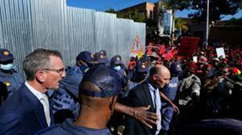 Afrique du Sud: manifestation contre la présence française en Afrique