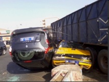 Accident-Un camion fou termine sa course sur un taxi Accident-Un camion fou termine sa course sur un taxi