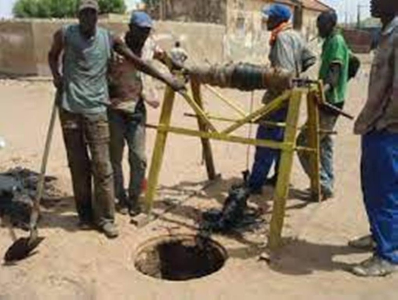 Gare routière des bus Tata Kaolack : canal à ciel ouvert, eaux stagnantes hante chauffeurs et usagers Gare routière des bus Tata Kaolack : canal à ciel ouvert, eaux stagnantes hante chauffeurs et usagers