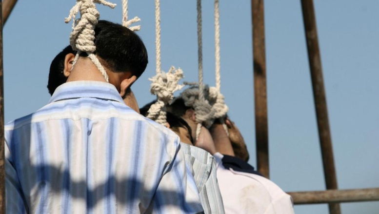 Cinq suppliciés dans la ville iranienne de Mashhad, exécutés en public, le 1er août 2007. AFP PHOTO/STR/ISNA