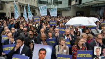De nombreux journalistes rassemblés devant le siège de la BBC en solidarité avec les trois journalistes détenus
