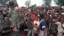 Des réfugiés hutu, le 3 juillet 1994, accueillent l'armée française dans leur camp près de Butare. AFP/HOCINE ZAOURAR