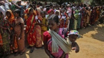 Des femmes indiennes adivasis font la queue dans un bureau de vote, dans le district de Kandhamal (est de l'Inde), le 10 avril 2014