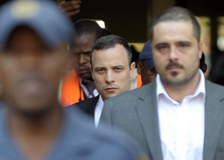Procès Pistorius: "Vous saviez qui était derrière la porte", affirme le procureur