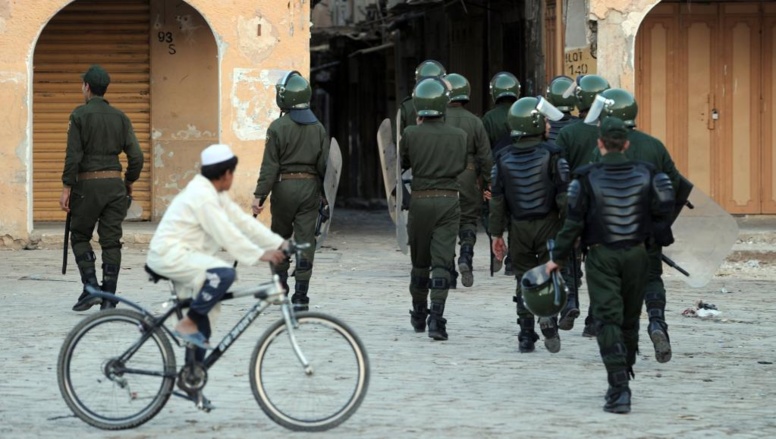 Dans la région de Ghardaïa, les renforts policiers sont nombreux. Mais les violences se poursuivent. AFP PHOTO / FAROUK BATICHE
