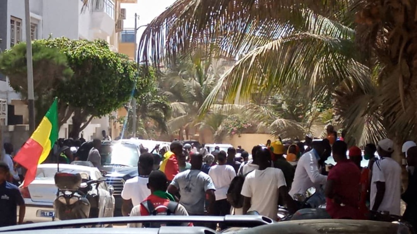 Rassemblement YAW: le domicile de Sonko assiégé par les manifestants (images) Rassemblement YAW: le domicile de Sonko assiégé par les manifestants (images)