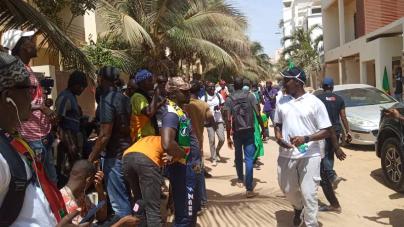 Rassemblement YAW: le domicile de Sonko assiégé par les manifestants (images) Rassemblement YAW: le domicile de Sonko assiégé par les manifestants (images)