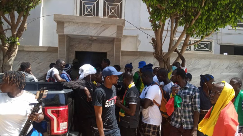 Rassemblement YAW: le domicile de Sonko assiégé par les manifestants (images) Rassemblement YAW: le domicile de Sonko assiégé par les manifestants (images)