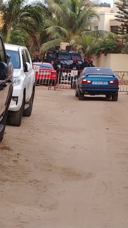 Le domicile de Sonko déjà assiégé par la police (image) Le domicile de Sonko déjà assiégé par la police (image)