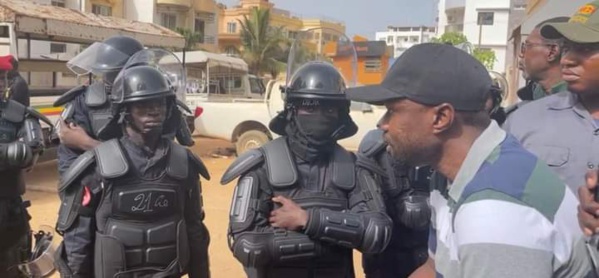 Les abords de son domicile assiégés, Ousmane Sonko a dû demander à la police de laisser passer son épouse Les abords de son domicile assiégés, Ousmane Sonko a dû demander à la police de laisser passer son épouse