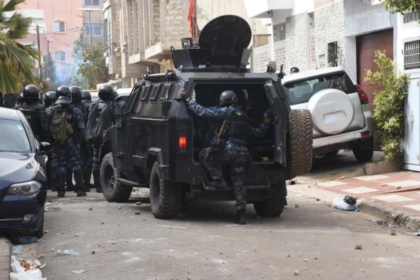 Dakar: le maire Barthélémy Dias dénonce une volonté manifeste de défoncer sa porte d’entrée pour l’arrêter Dakar: le maire Barthélémy Dias dénonce une volonté manifeste de défoncer sa porte d’entrée pour l’arrêter