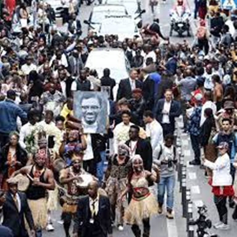 Le cercueil de Patrice Lumumba défile dans les rues de Bruxelles