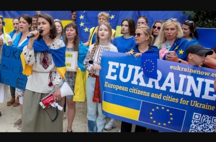 Les Vingt-Sept accordent à l'Ukraine et la Moldavie le statut de candidat à l'UE