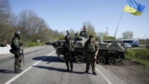Des soldats ukrainiens à un point de contrôle à Slaviansk, dans l'est du pays. REUTERS/Marko Djurica