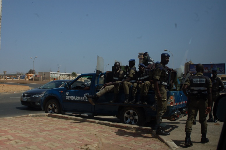 Images Dispositif sécuritaire à l'aéroport pour l'arrivée de Wade Images Dispositif sécuritaire à l'aéroport pour l'arrivée de Wade