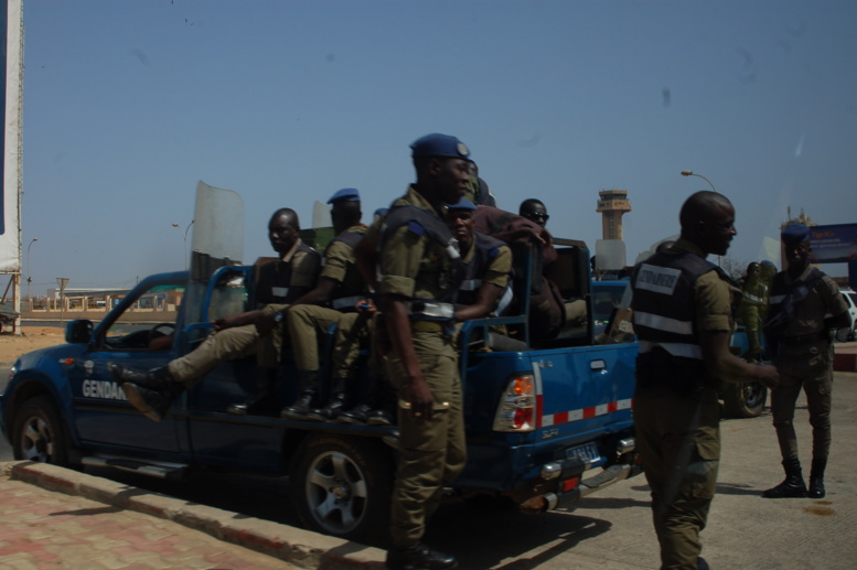 Images Dispositif sécuritaire à l'aéroport pour l'arrivée de Wade Images Dispositif sécuritaire à l'aéroport pour l'arrivée de Wade