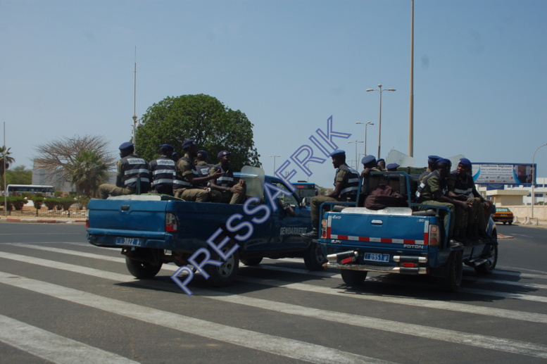Images Dispositif sécuritaire à l'aéroport pour l'arrivée de Wade Images Dispositif sécuritaire à l'aéroport pour l'arrivée de Wade