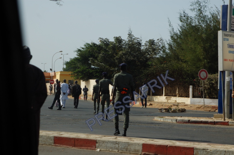 Images Dispositif sécuritaire à l'aéroport pour l'arrivée de Wade Images Dispositif sécuritaire à l'aéroport pour l'arrivée de Wade