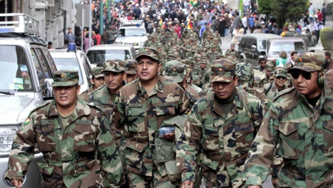 Des sous-officiers de l'armée bolivienne manifestent dans les rues de La Paz, le 24 avril 2014. REUTERS/David Mercado