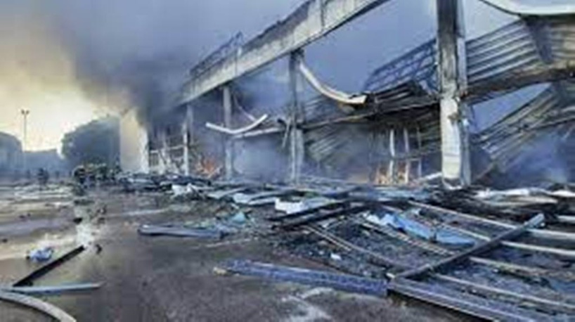 Ukraine: de nombreux civils tués par une frappe russe sur un centre commercial «très fréquenté»