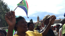 Comme de nombreux Sud-africains, cette femme participait dimanche matin à la célébration du 20e anniversaire de la démocratie