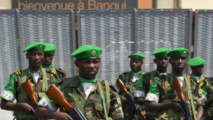 Des soldats de la force africaine déployée à Bangui, qui assure l'escorte des musulmans fuyant Bangui
