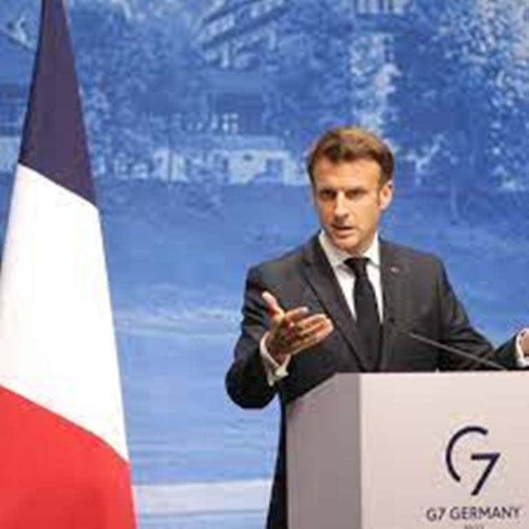 Une semaine diplomatique intense pour Emmanuel Macron, toujours à la recherche d'une majorité pour gouverner