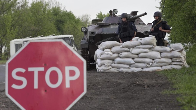Point de contrôle des forces ukrainiennes à côté de la ville de Slaviansk, le 1er mai 2014.